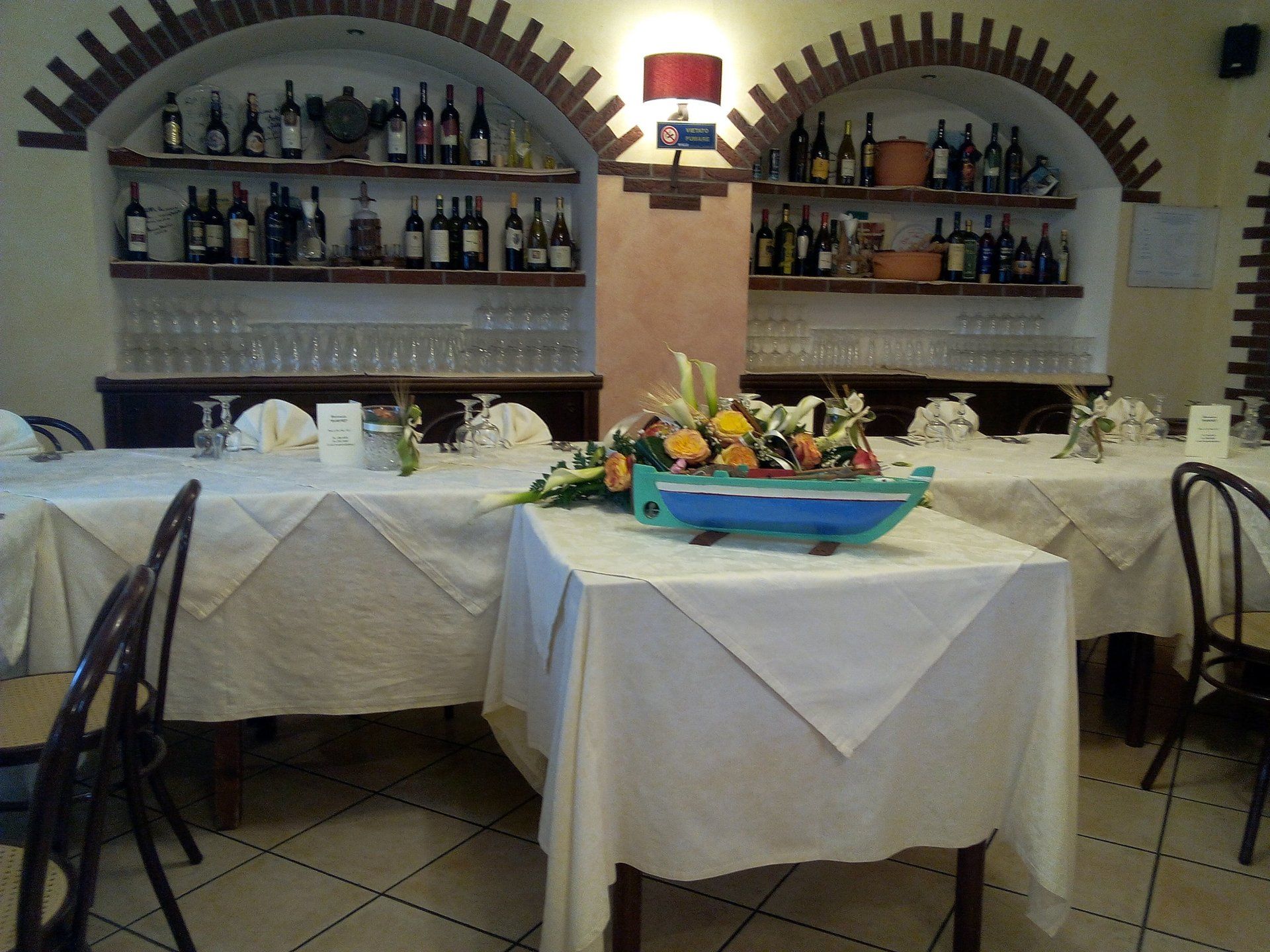 ristorante con tavoli addobbati