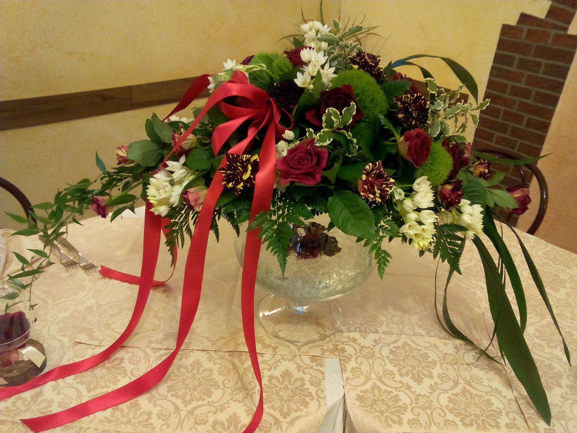 tavolo con addobbo floreale