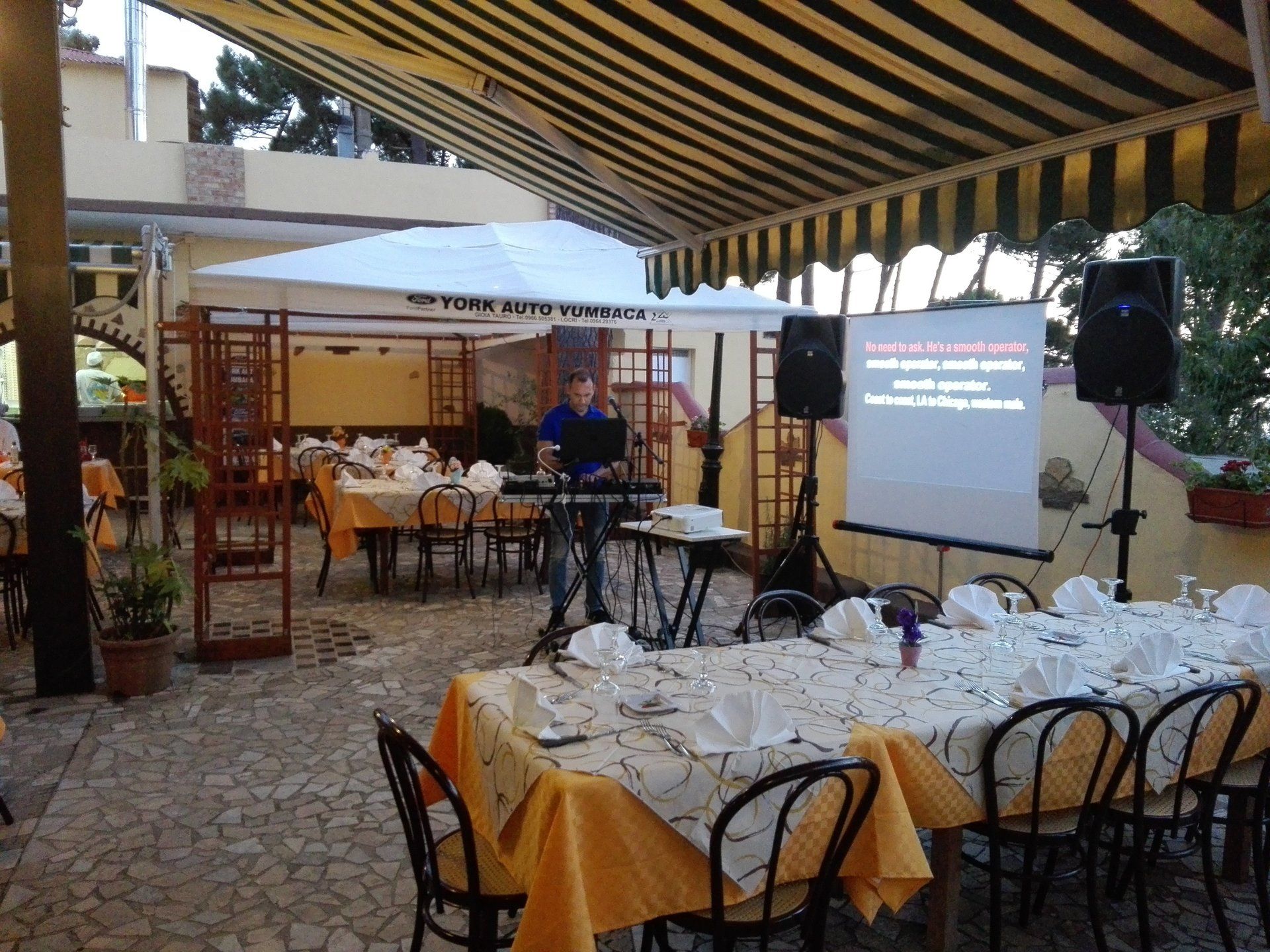 cortile di un ristorante con tavoli apparecchiati
