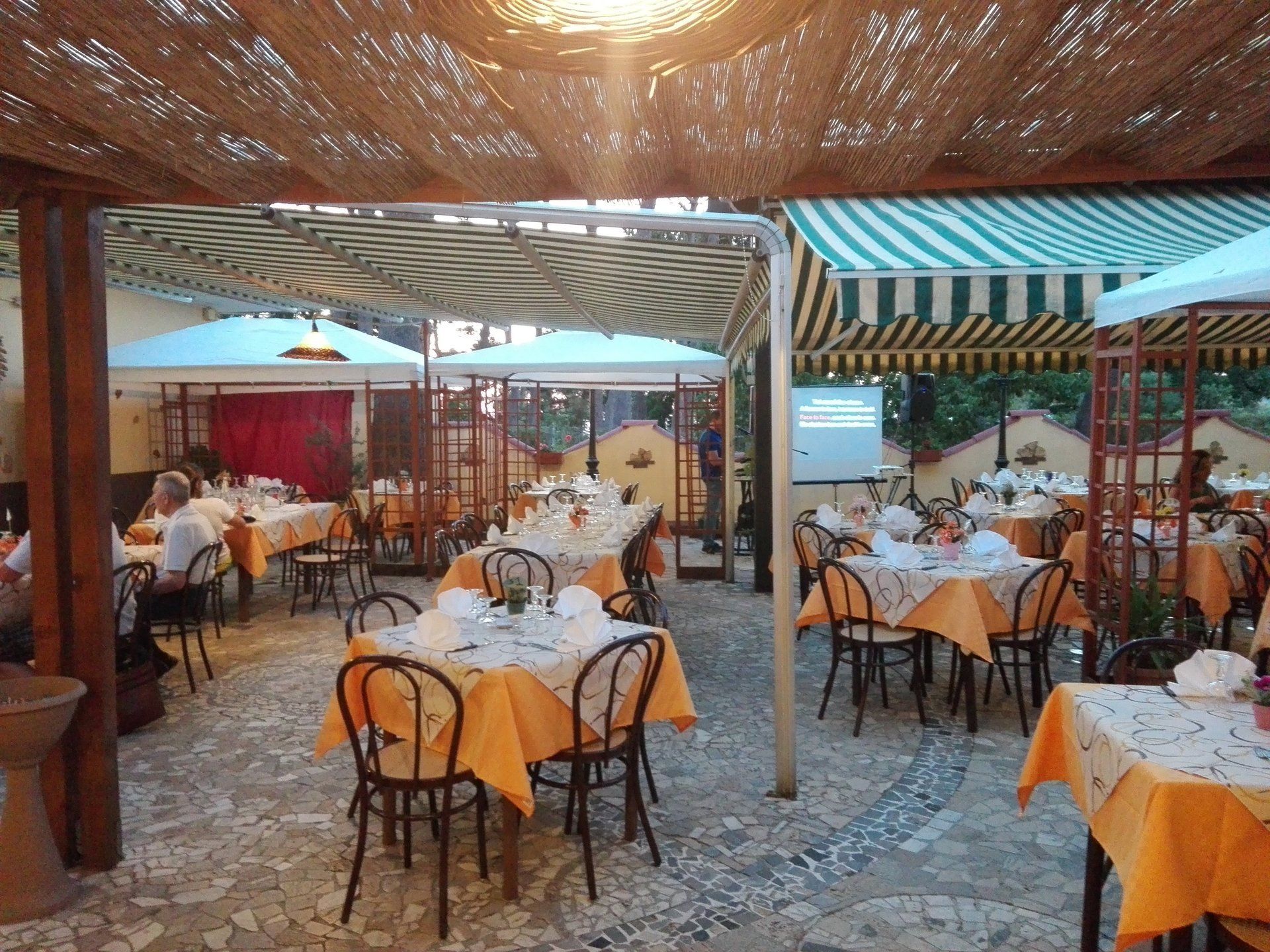 veranda di un ristorante con tavoli