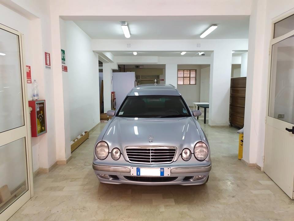 Auto funebre vista davanti