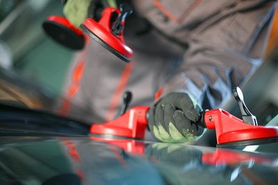 Mechanic Changing Glass on Car — Maryland - D.C — Horizon Auto Glass Inc