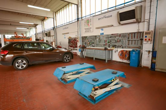 officina con autovettura