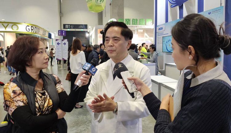 花蓮慈濟醫院院長林欣榮講解細胞因子誘導殺手細胞(CIK)應用概念。