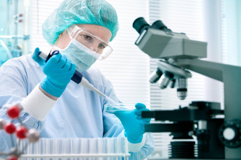 Ricercatrice in laboratorio