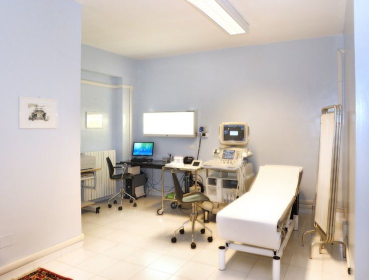 studio medico con strumenti diagnostici