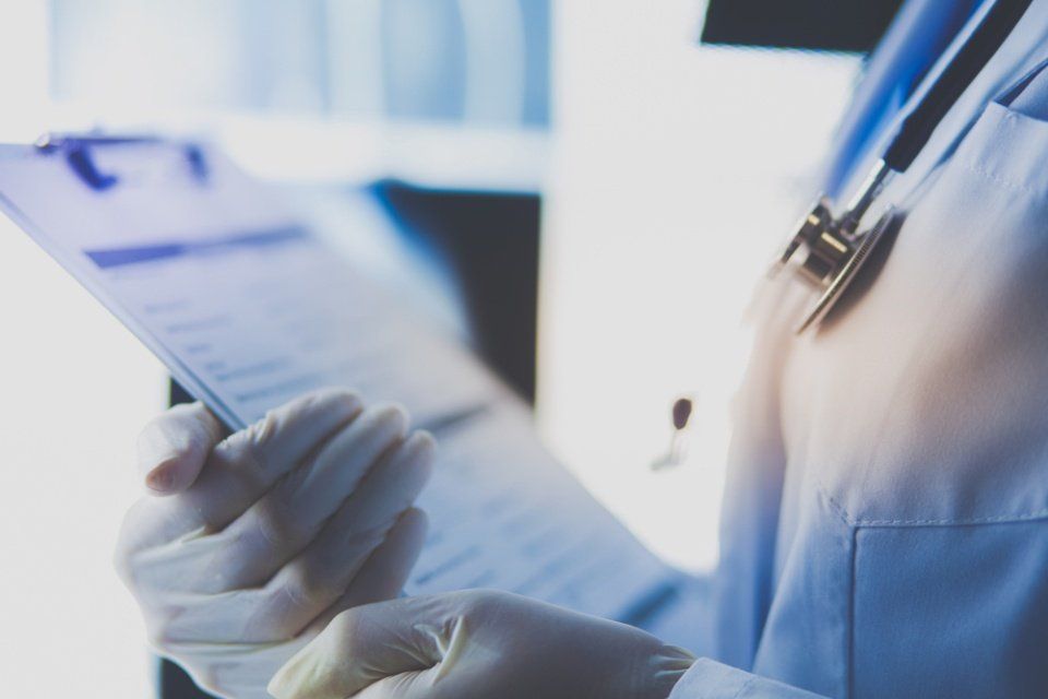 medico che regge un referto
