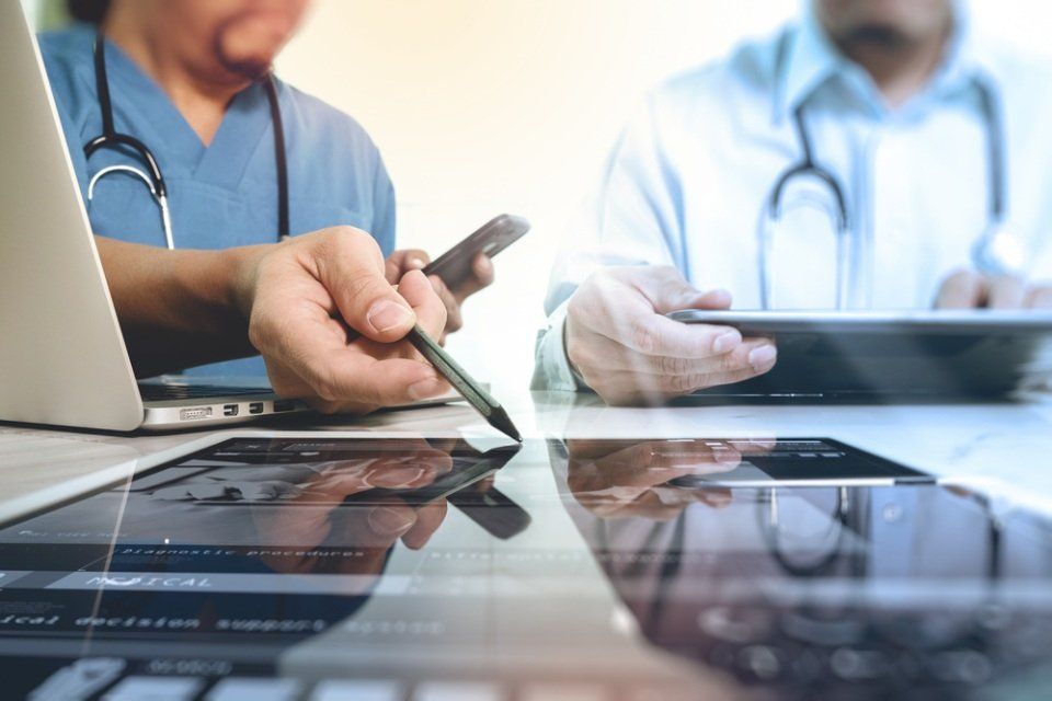 medici che analizzano l'esito di un esame