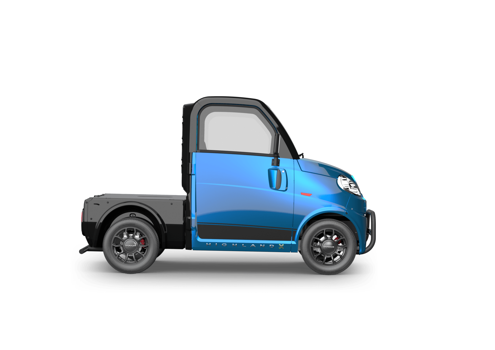 Un camion électrique bleu et noir avec un lit noir sur fond blanc.