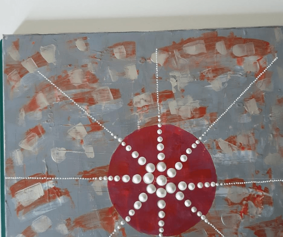 Abstracte kunst met een rood cirkelvormig midden en witte stippen die vanuit daar uitstralen op een grijsrode achtergrond.