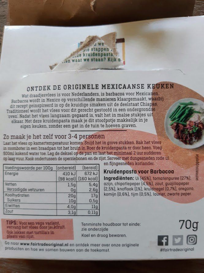 Achterkant van een voedselverpakking met Nederlandse tekst en voedingsinformatie. In de hoek staat een foto van een maaltijd.