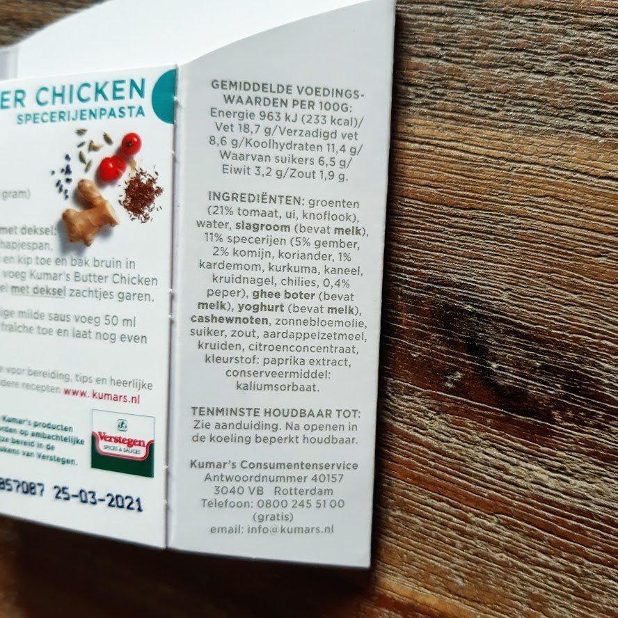 Voedingsinformatie en ingrediëntenlijst voor Kumar's Butter Chicken kruidenpasta op de witte verpakking.