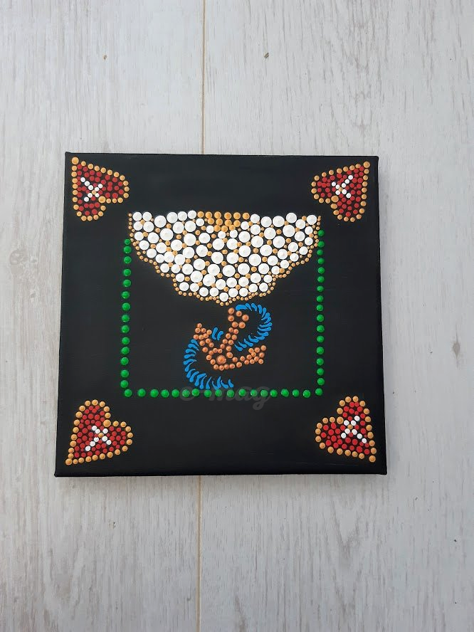 Vierkant canvas met een zwarte achtergrond, beschilderd met stippenkunst: ankerontwerp, harten en stippen.