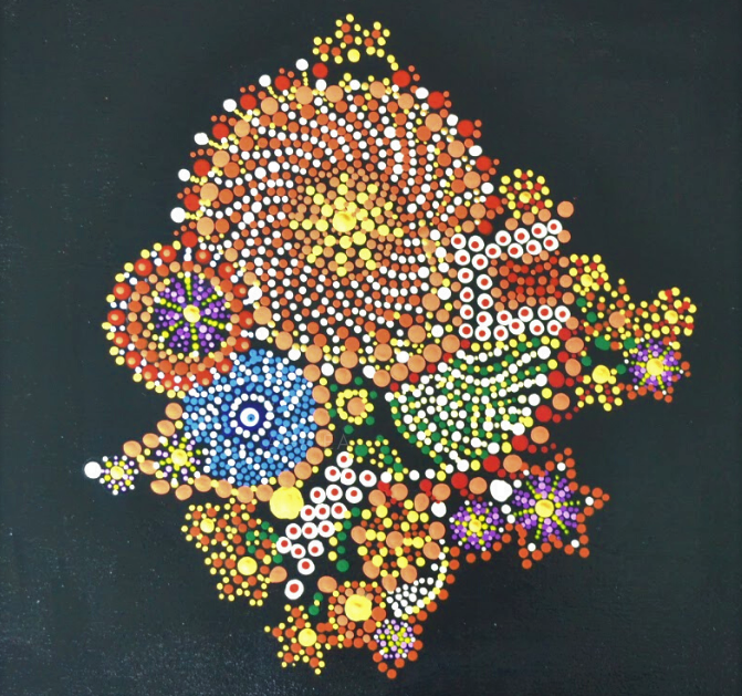 Stippenschilderij in oranje, geel, blauw en wit op een zwarte achtergrond, gerangschikt in een bloemenpatroon.