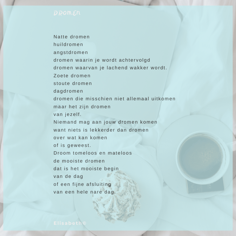 Gedicht over dromen, geschreven op een blauwgetinte achtergrond, met een kop koffie en gebak.