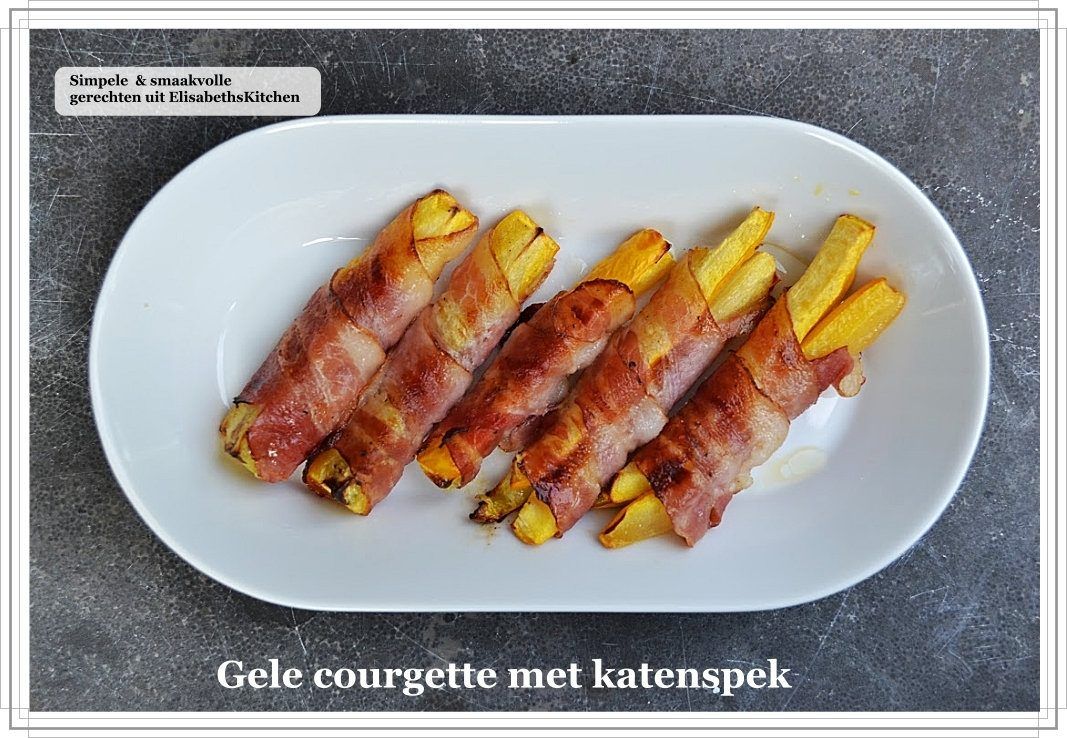 Gefrituurde aardappelsticks omwikkeld met spek, geserveerd op een wit bord.