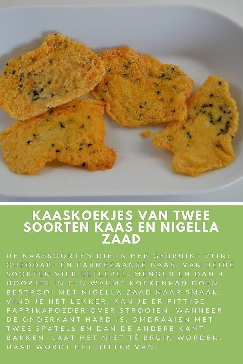 Kaaskoekjes met zwarte pitjes op een bord; tekst eronder in het groen.