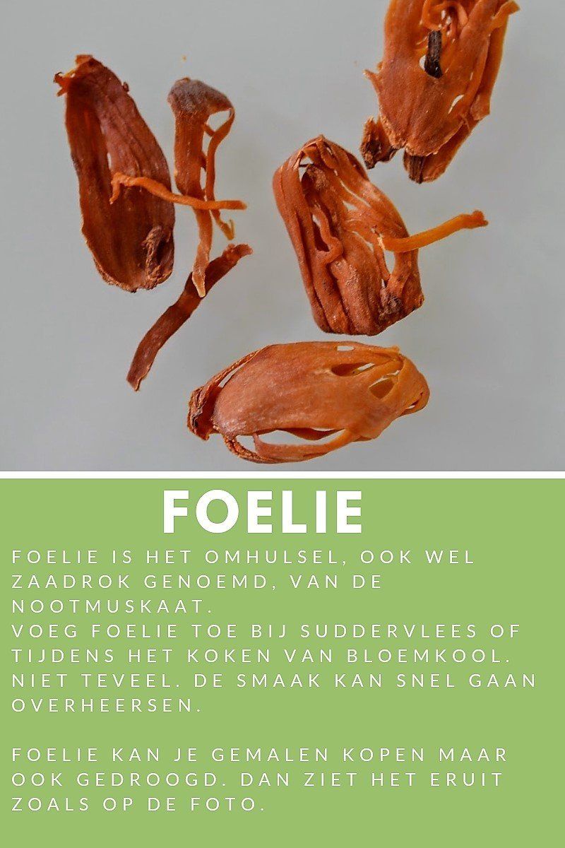 Foelie is toepasbaar in veel gerechten. Foelie-specerijen, een roodbruine, webachtige specerij, verspreid over een witte ondergrond, met daaronder tekst in het Nederlands.