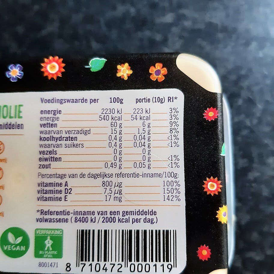 Voedingswaardelabel met gegevens over energie, vet, koolhydraten en vitaminen in het Nederlands.