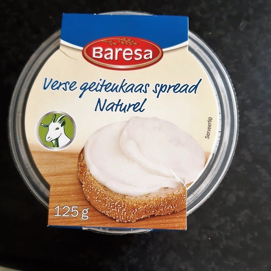 Baresa geitenkaas spread in een plastic bakje, met een afbeelding van smeerkaas op brood, 125 g.
