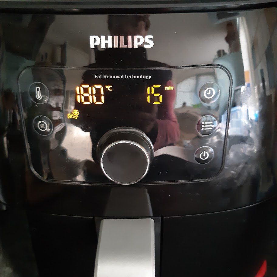 Zwart Philips bedieningspaneel voor airfryer met weergave van 180°C en 15 minuten.