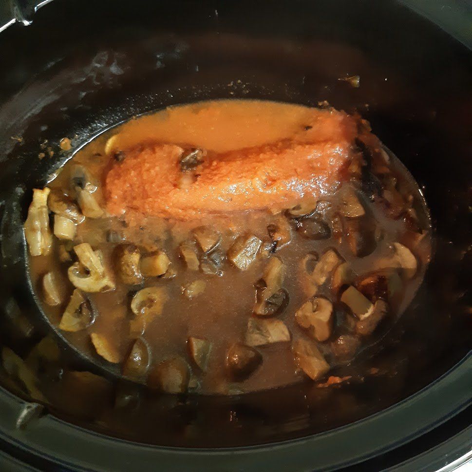 Langzaam gegaard vlees in tomatensaus met champignons.