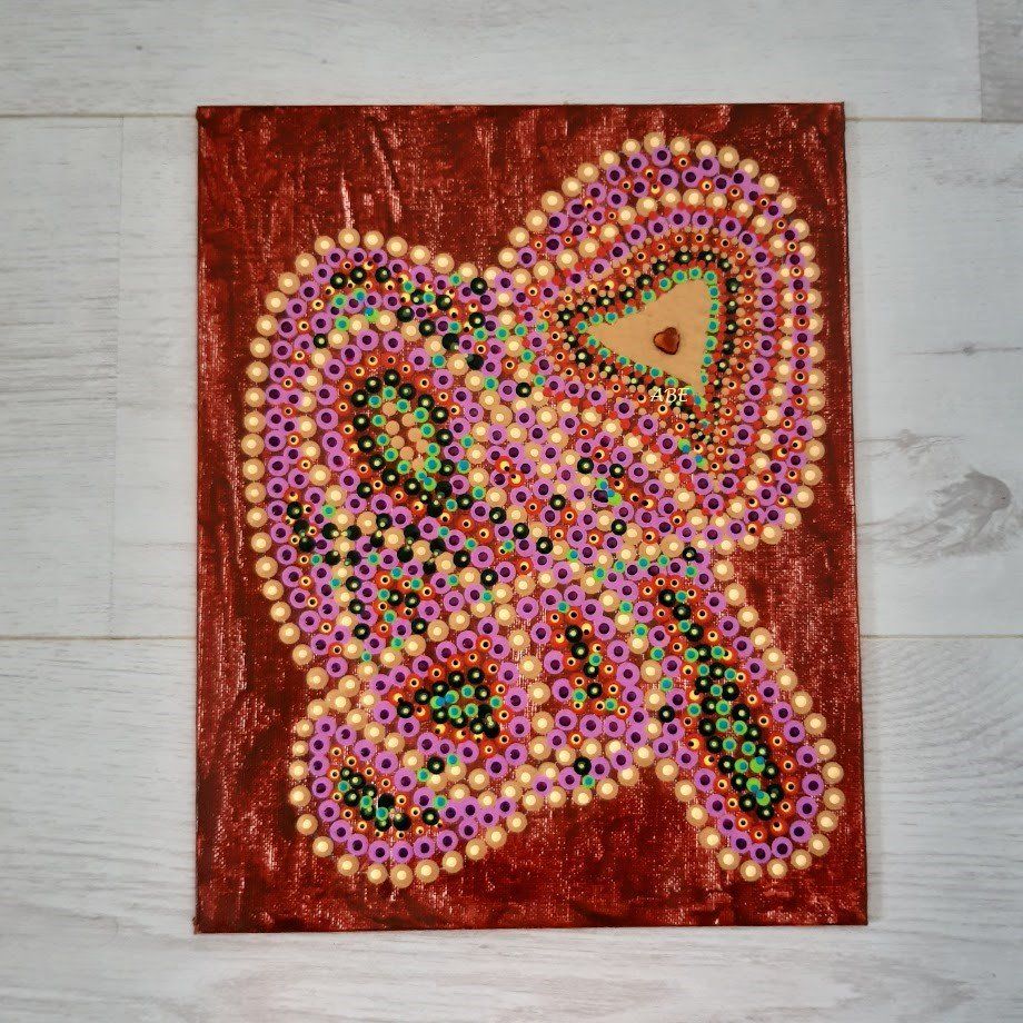 Abstracte stippenschilderij op roodbruin canvas; roze, gele, groene en zwarte stippen vormen organische figuren.