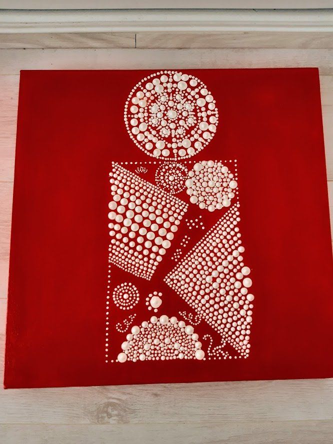 Rood canvas met een geometrisch patroon van witte stippen.