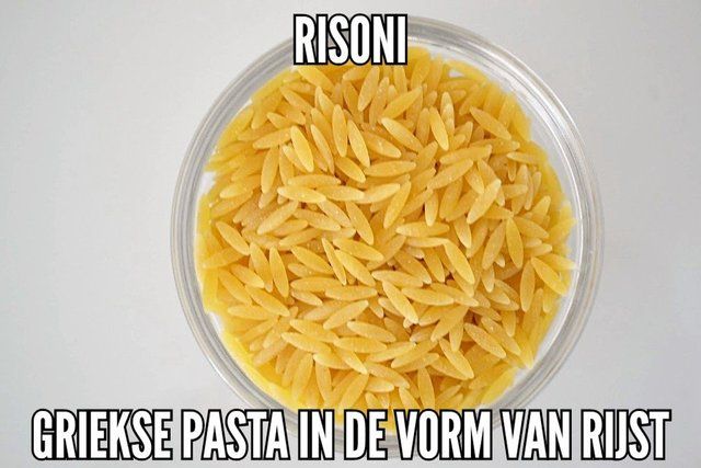 Een kom risoni, een Griekse pastasoort die de vorm heeft van rijstkorrels.