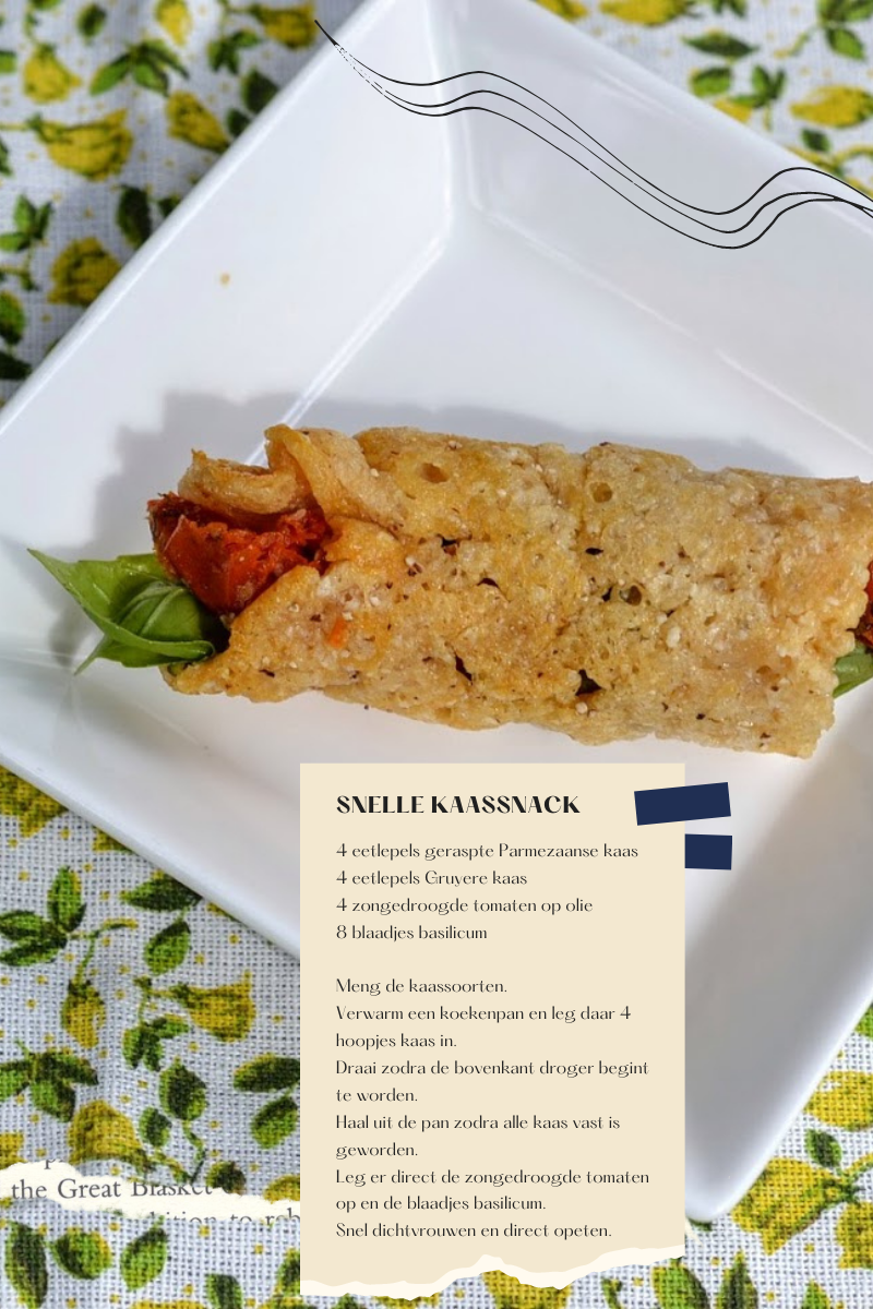 Omelet gevuld met tomaten en basilicum, geserveerd op een wit bord; receptkaart hieronder.