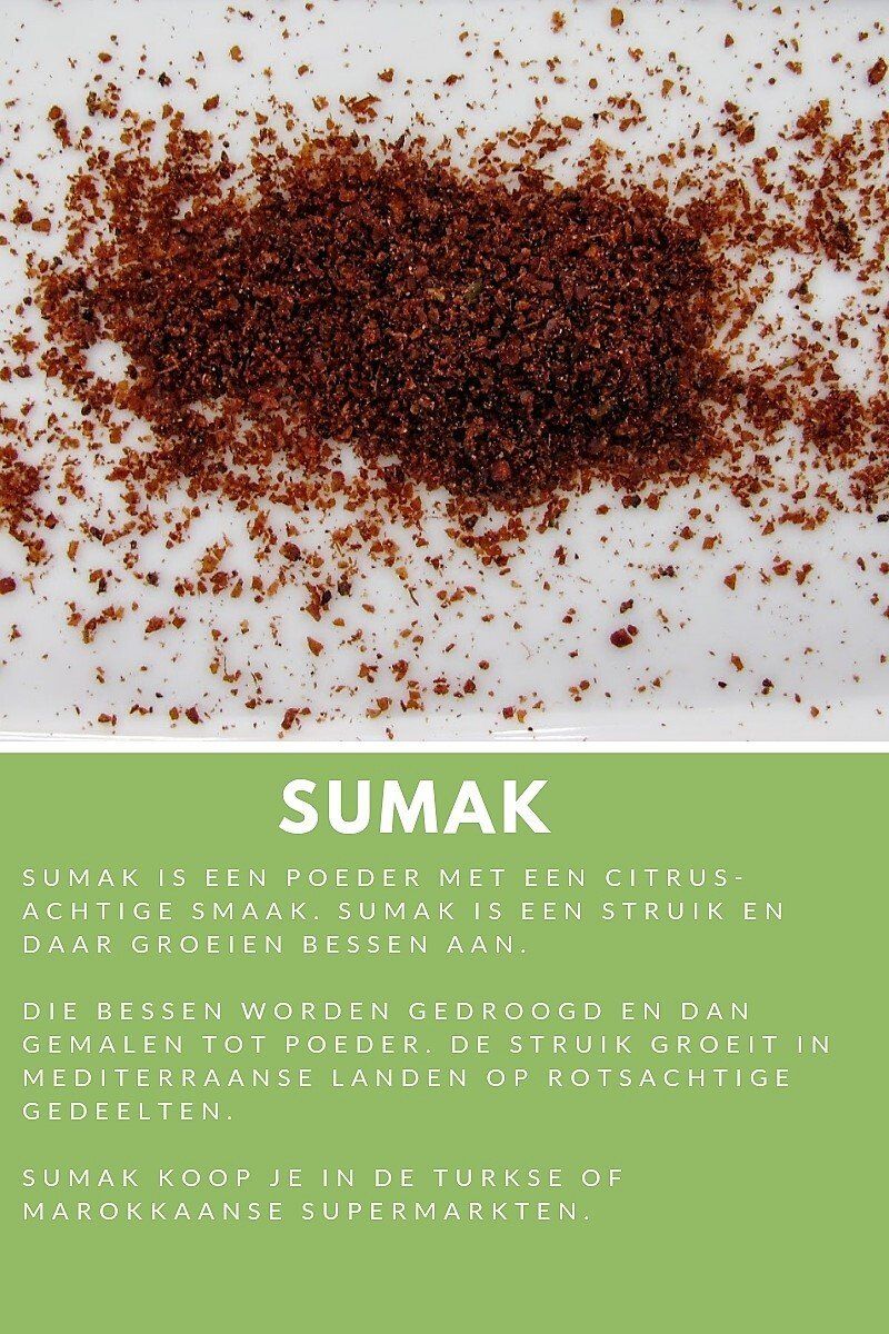 Recept staat onder de foto Close-up van bruine, korrelige sumak op een witte ondergrond, met een groen tekstvak.