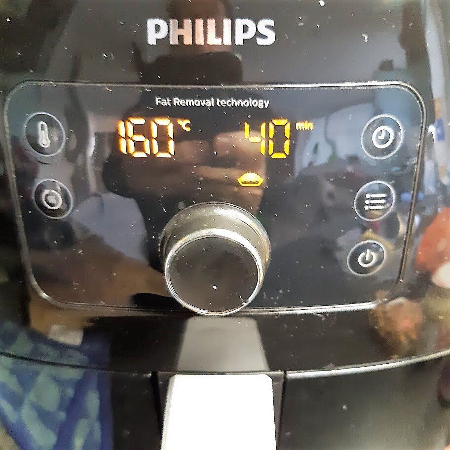 Close-up van het bedieningspaneel van een Philips airfryer, ingesteld op 160 °C gedurende 40 minuten.