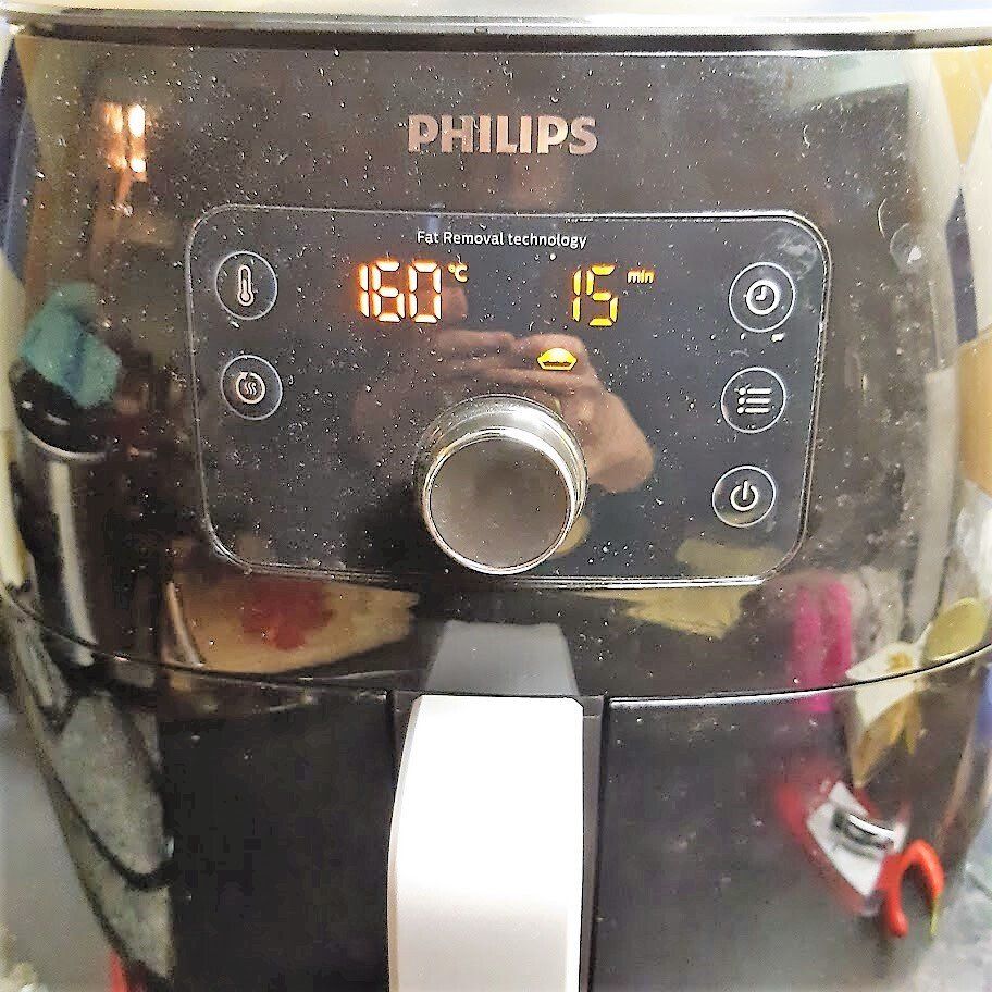Zwart Philips bedieningspaneel voor airfryer, met weergave van 160°C gedurende 15 minuten.