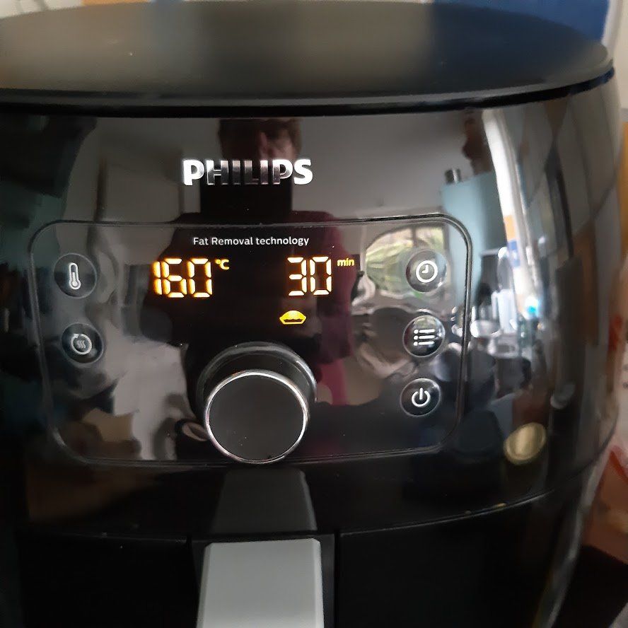 Zwarte Philips airfryer met display dat 160°C gedurende 30 minuten aangeeft.