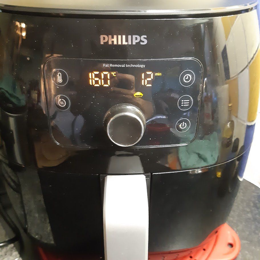 Zwarte Philips airfryer met digitaal display waarop 160°C en 12 minuten worden weergegeven.
