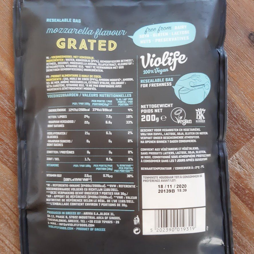 verder op deze pagina staat het recept Een zwarte zak geraspte veganistische kaas met mozzarellasmaak van Violife, met voedingsinformatie op een houten ondergrond.