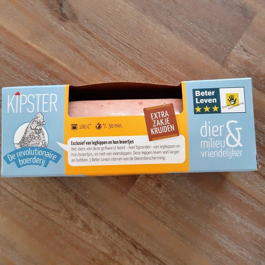 Doos Kipster vleesproduct op een houten ondergrond, met tekst in het Nederlands.