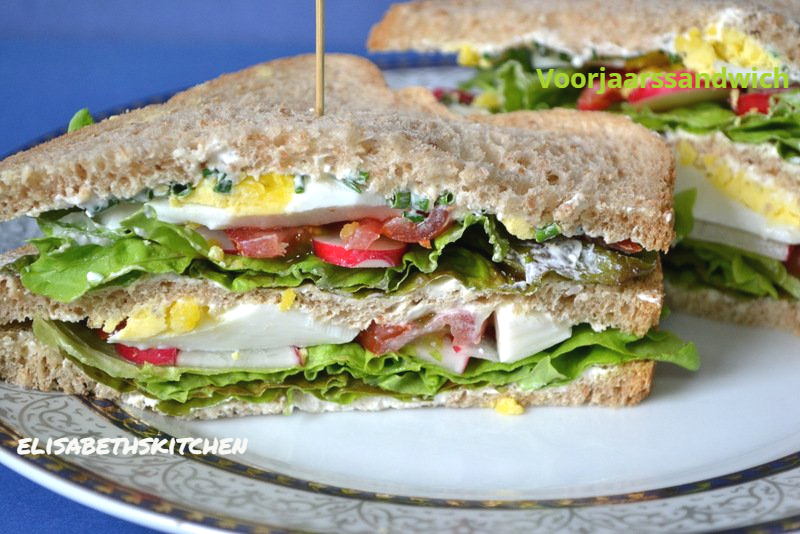 Lentesandwich met sla, ei en radijsjes op volkorenbrood.