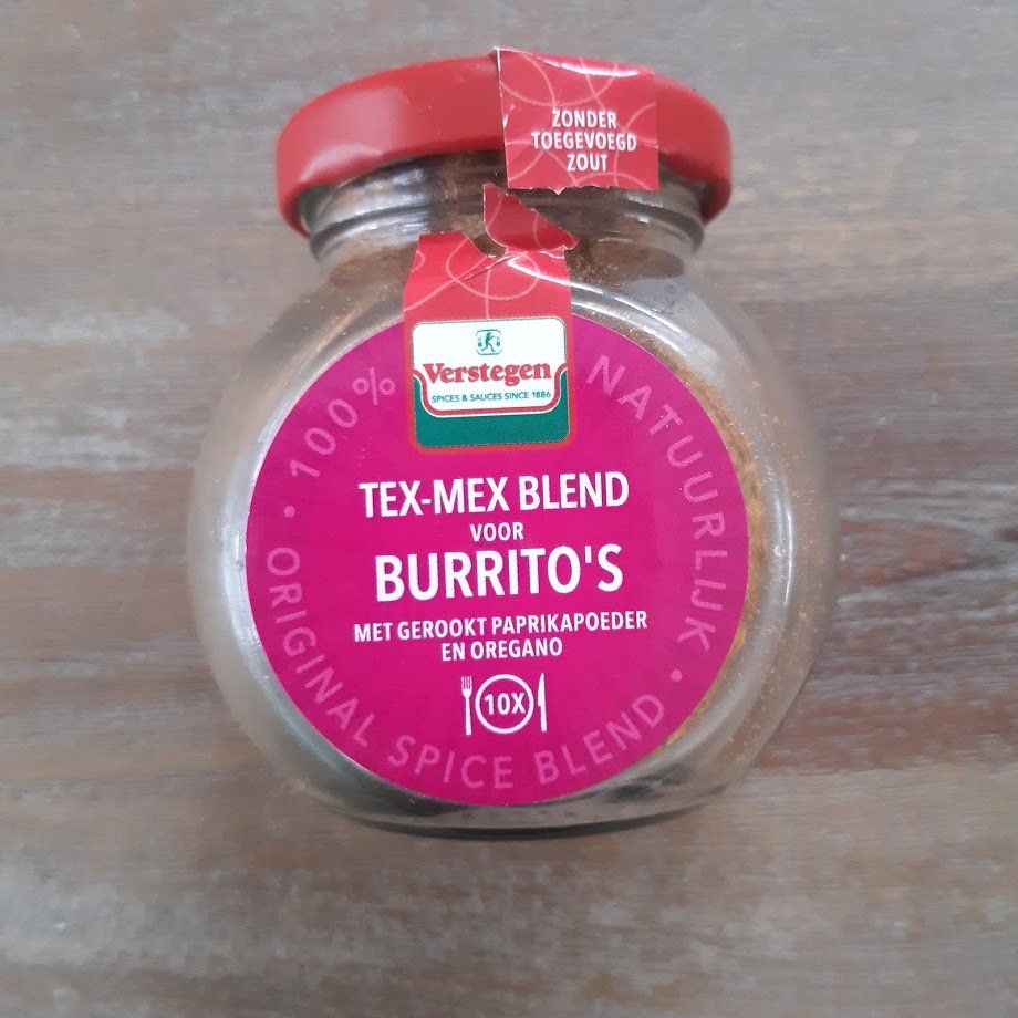 Pot Verstegen Tex-Mex kruidenmix voor burrito's, rood etiket, op een houten ondergrond.