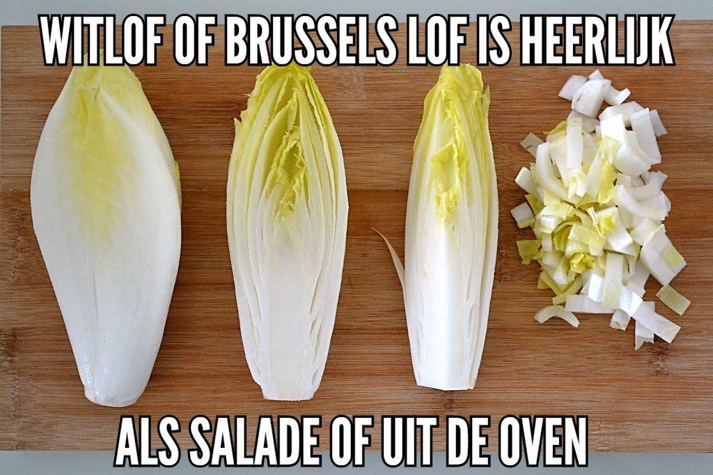 Drie kroppen witlof, waarvan één in stukjes gesneden, op een houten plank. De tekst luidt: 