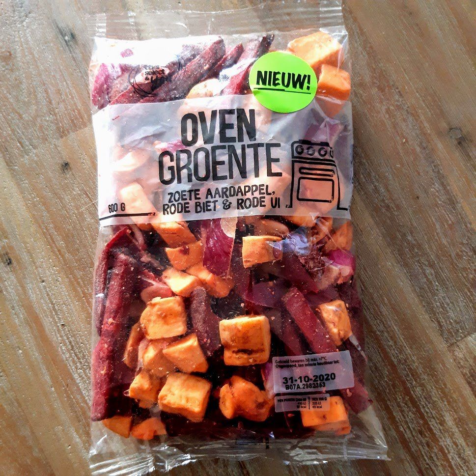 Zak met ovenklare groenten: zoete aardappel, rode biet, rode ui.