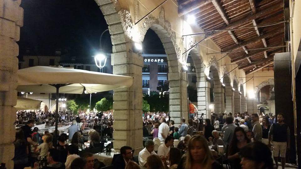 Porticato affollato di gente