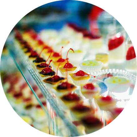 Eine Auswahl an Desserts mit Kirschen obendrauf