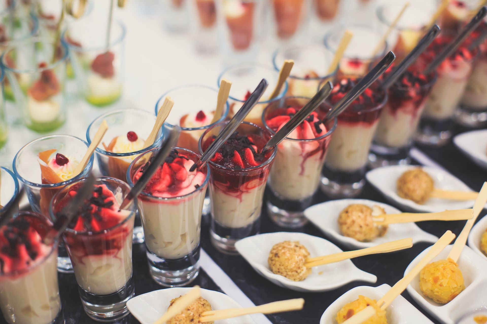Ein Tisch mit einer Auswahl an Desserts und Vorspeisen.