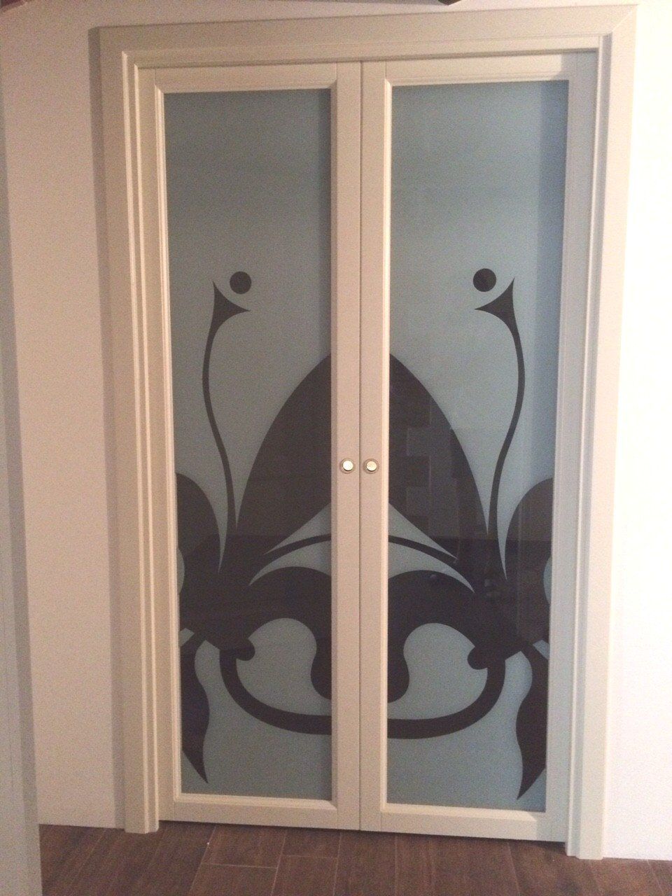 porta interna con vetro decorato