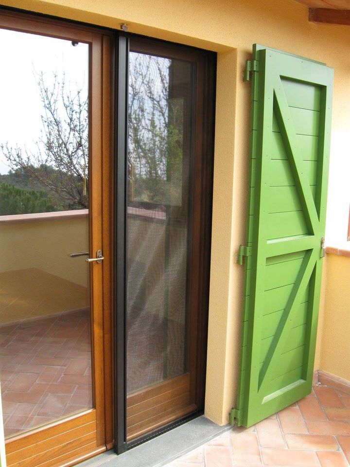 portellone in legno per porta-finestra