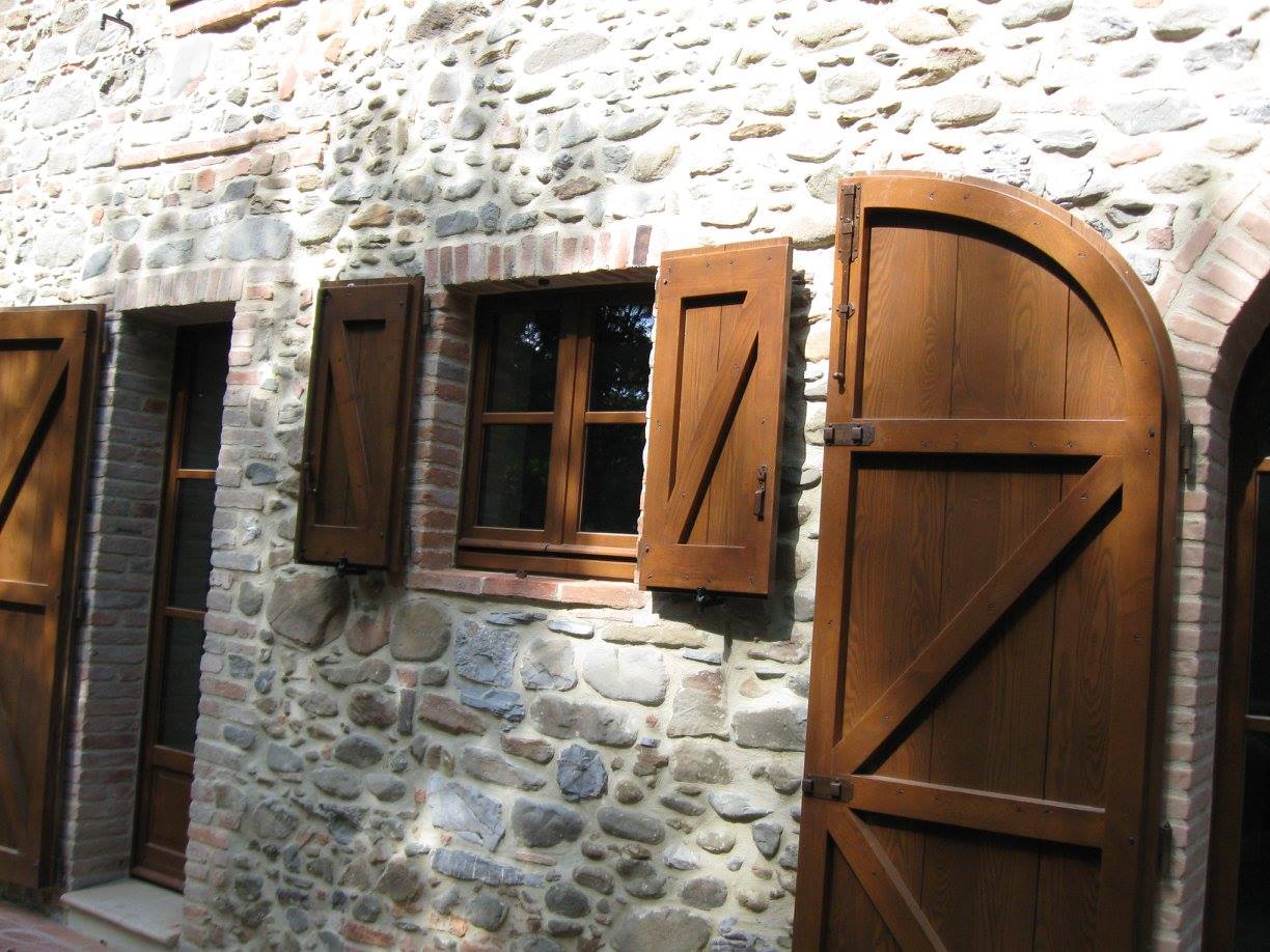casa privata con infissi esterni in legno