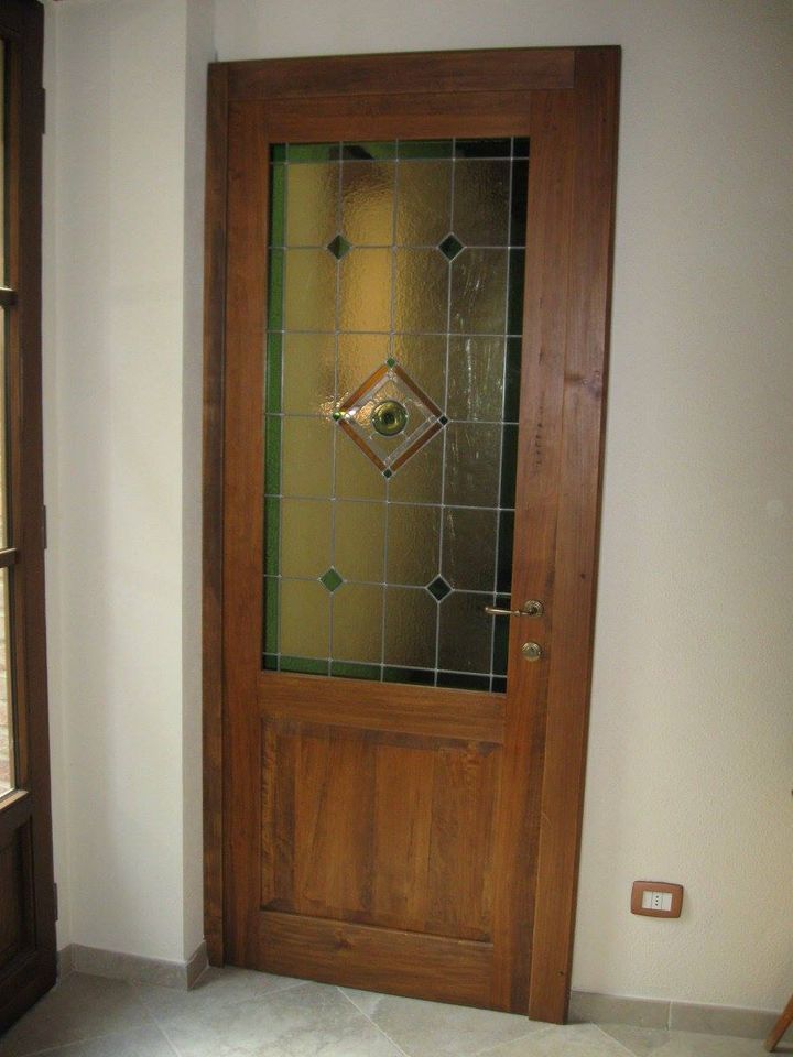 porta in legno con vetrata satinata