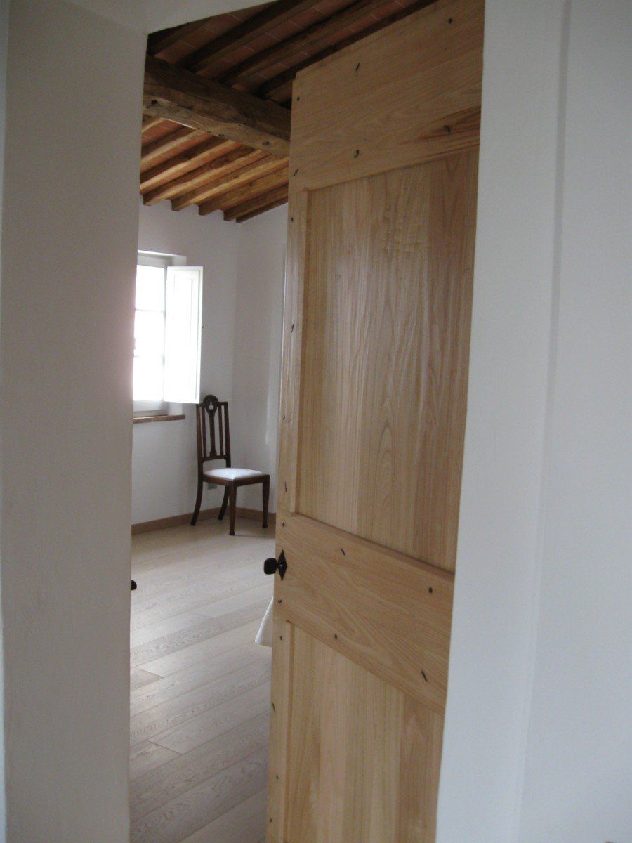 porta in legno per spazi interni