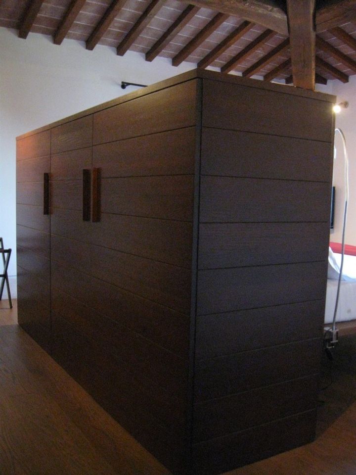 armadio nero in legno